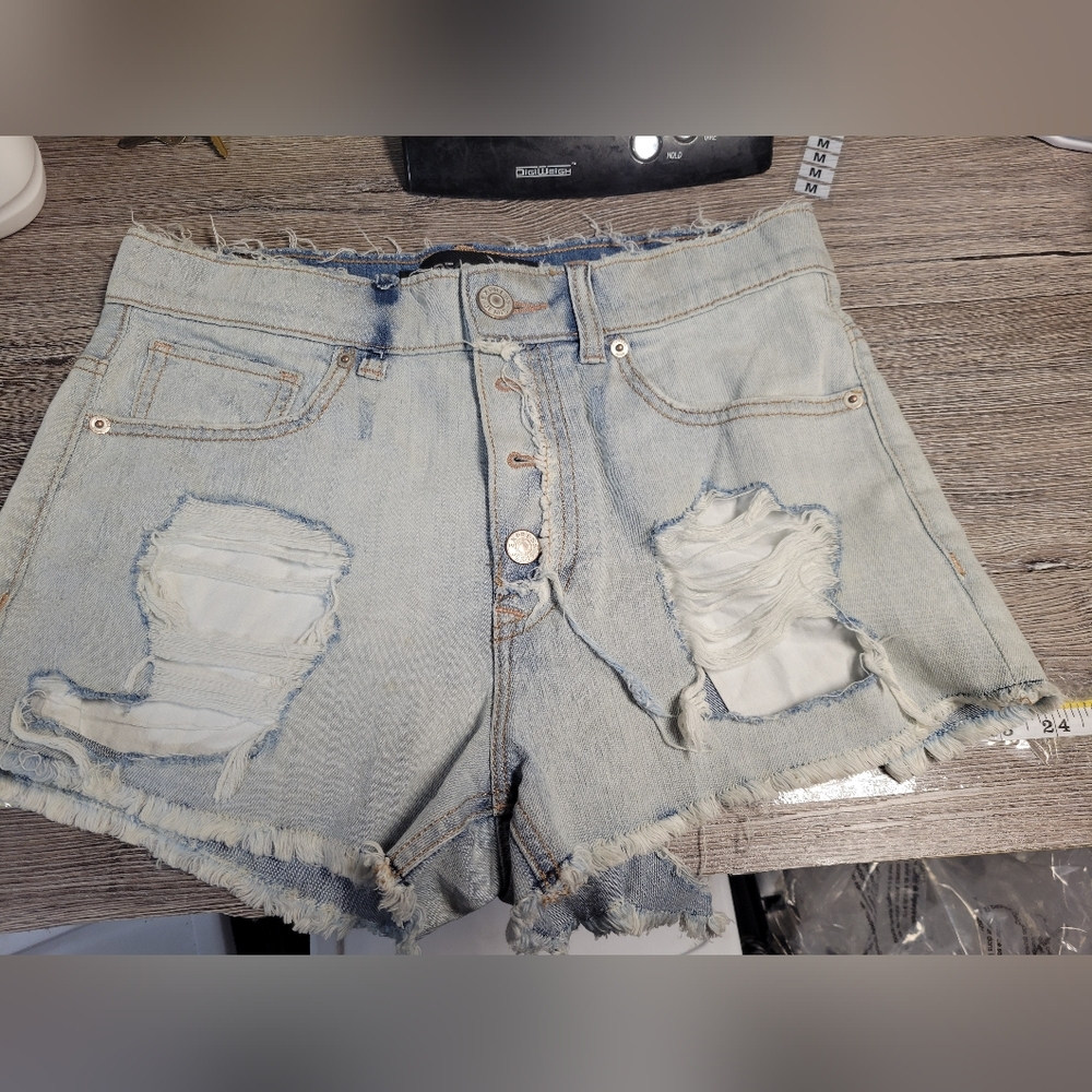 Express Jeans NWOT Women's Distressed Denim Cutoff Shorts Size 6‎